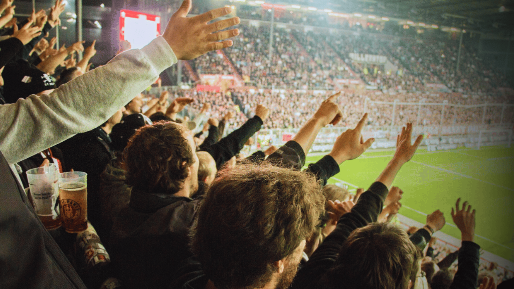 Begeisterte Fans im Stadion. Die Kolumne Transfermarkt Reloaded zeigt, wie Social Media den Fußball 2025 verändert.