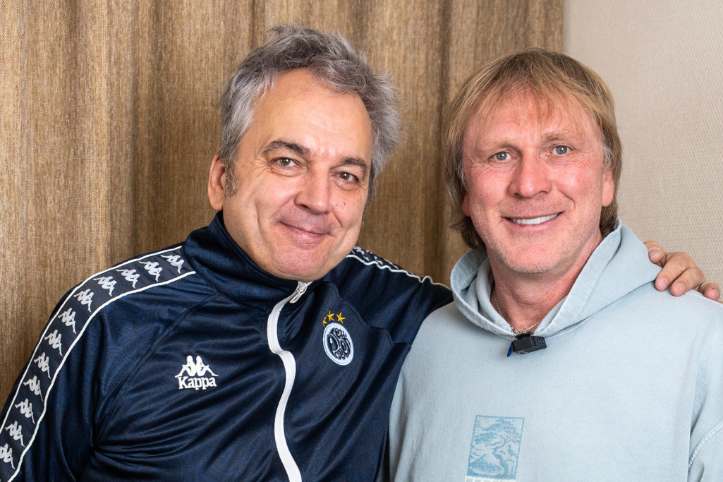 Ansgar Brinkmann und Arnd Zeigler lächeln in die Kamera.