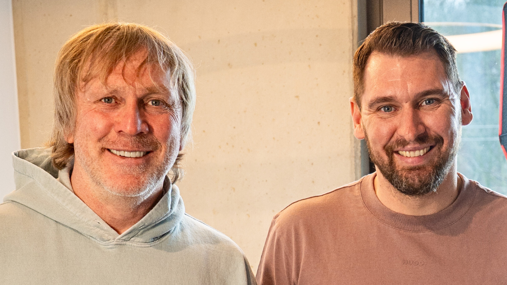 Ansgar Brinkmann und Patrick Helmes lachen in die Kamera
