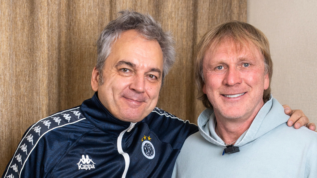 Ansgar Brinkmann und Arnd Zeigler lächeln in die Kamera.