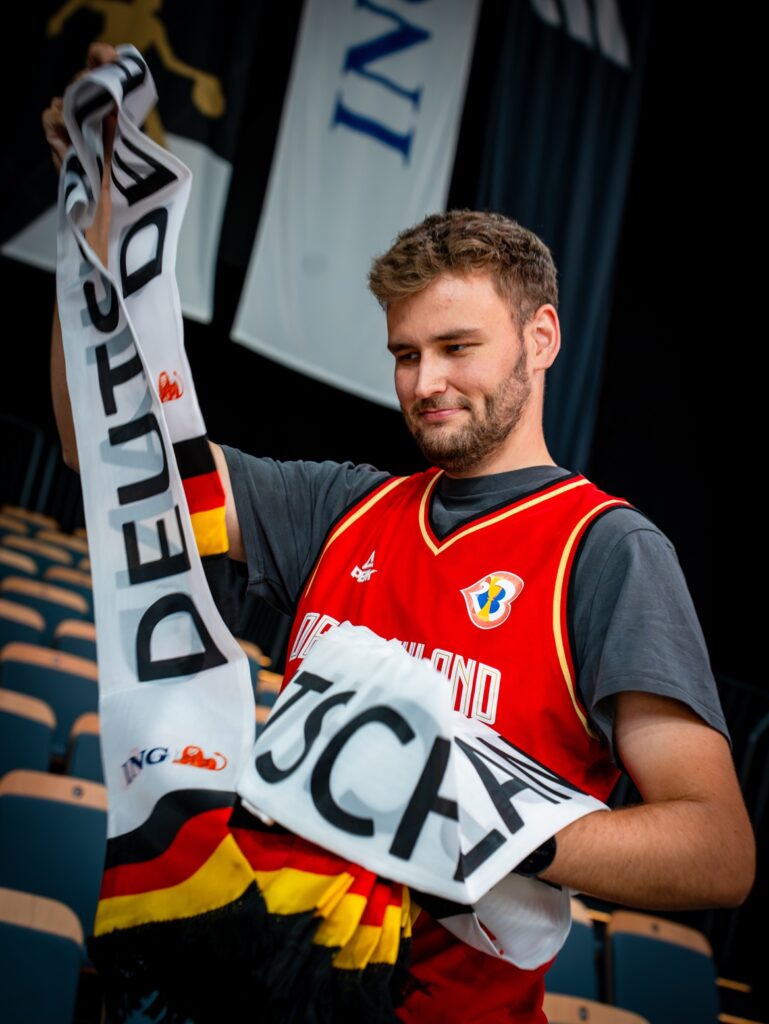 WM-Qualifikation: Deutschland-Fan mit Schal beim DBB-Länderspiel in Bamberg