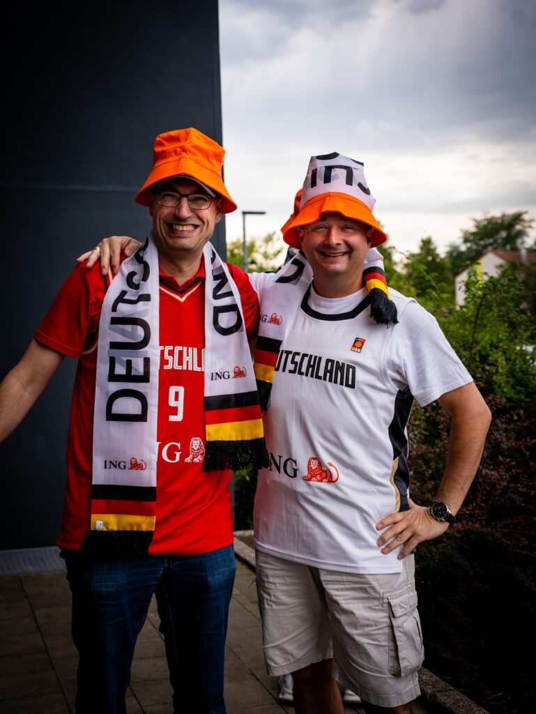 WM-Qualifikation: Zwei Deutschland-Fans vor dem Basketball-Länderspiel in Bamberg