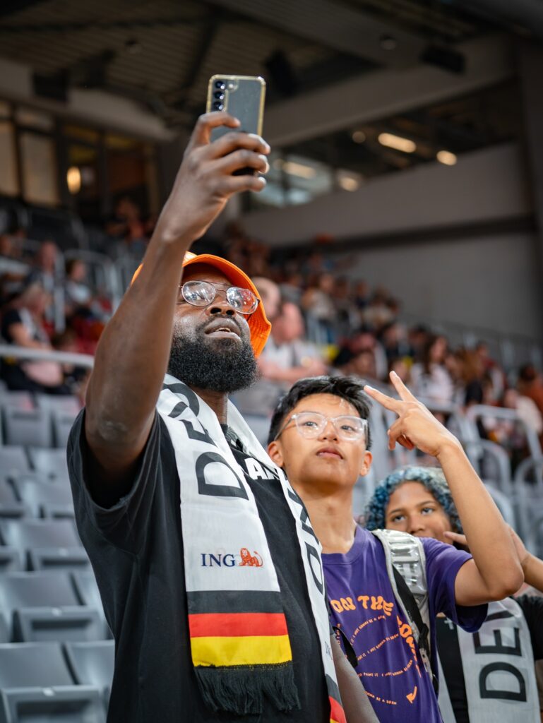 WM-Qualifikation: Deutschland-Fans machen ein Selfie beim Basketball-Länderspiel in Bamberg