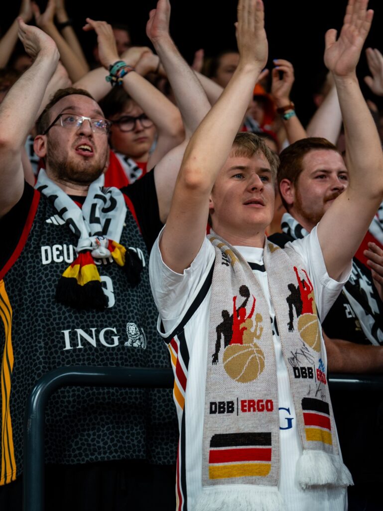 WM-Qualifikation: Deutschland-Fans feiern auf der Tribüne den DBB-Heimsieg
