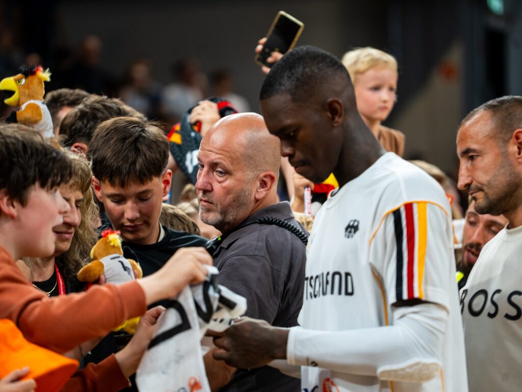 WM-Qualifikation: Fans sammeln Autogramme nach dem Basketball-Länderspiel in Bamberg